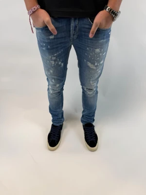 Dondup Jeans George  - Dondup Jeans George! Trendigaste jeansen på marknaden.  Ny pris= 4000 kr Säljs för= 1099 kr (Modellen har original slitningar från fabrik vilket är väldigt eftertraktat och populärt)
