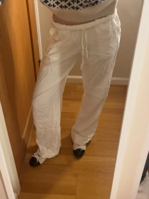 Vita linnebyxor låg midja  - Säljer ett par vita linnebyxor från bikbok. Sparsamt använda ser nya ut, låga i midjan💕