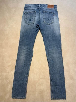 Replay jeans - Säljer nu de här snygga Replay jeansen med slitningar. Nypris ligger på 1600kr mitt pris 449kr och de är i storlek W30 L34. Bara att höra av er vid fundering mvh Liam