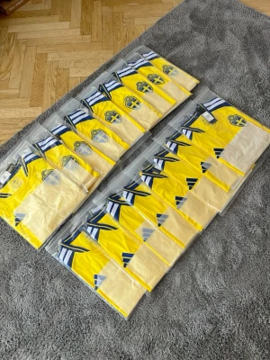 Sveriges Vm hemma tröja 2026 - 299kr 2-5 arbetsdagars leverans. Sjukt bra skick och stiliga tröjor. Vi har flera tröjor så vi gör ett inlägg här sen kan ni skriva Privat för att köpa en. Tröjorna finns tillgänliga i S/M