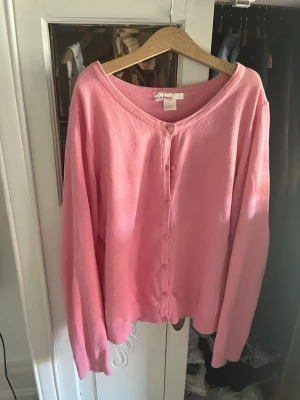 Rosa kofta från hm  - Rosa kofta från hm mycket bra skick. Skriv om fler bilder eller diskutera priset. 