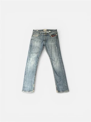Blå raka jeans från Jack and Jones - Säljer ett par blå jeans från Jack and Jones (slim/glennin) med raka ben och slitna detaljer. Jeansen har klassisk femficksdesign, synliga nitar och en liten röd detalj vid fickan fram. Materialet är denim i bomull med en tvättad look. De har ett litet hål men syns inte när du bär dom.31 x 30