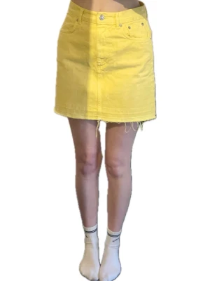 Gul kjol - En jättegullig gul jeanskjol från NA-KD