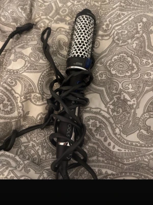 Björn Axén Tools varmluftsborste - Säljer en svart och silver varmluftsborste från Björn Axén Tools, OBH Nordica. Borsten har ett cylinderformat borsthuvud med metallnät och blå detaljer. Perfekt för att styla och forma håret med värme. Sladd medföljer.