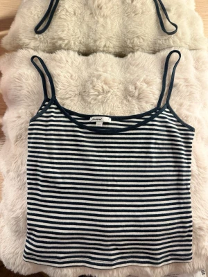 Linne Subdued - Gulligt randigt linne i marinblått och vitt från Subdued i strl S. Fint skick🤍