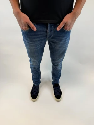Dondup Jeans George  - Dondup Jeans George! Trendigaste jeansen på marknaden.  Ny pris= 4000 kr Säljs för= 699 kr