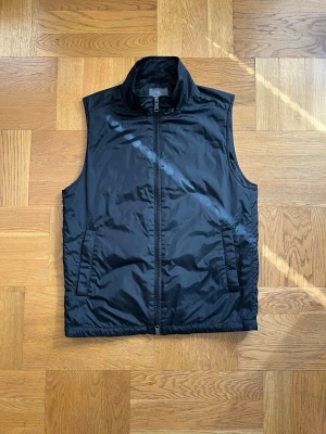 Berkeley väst  - Tunn svart väst i storlek S från Berkeley, knappt använd. Nypris 1400 mitt pris 599