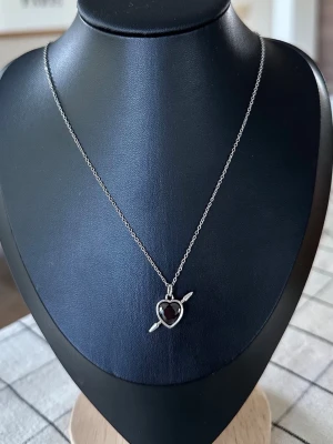 Maria Nilsdotter ”Rebel Love” necklace inspired! - Inspirerat Halsband av Maria Nilsdotter.  Halsbanden är 100% rost och nickelfria och kedjorna är 40cm men går att förlänga med ytterligare 5cm. Vid mer frågor är det bara att höra av sig ☺️ 