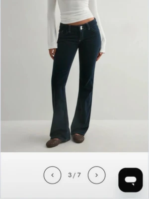 Mörkblå bootcut jeans från Nelly - Fina Nelly jeans säljer då dem ej passade mig🥰