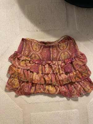 Volangkjol Zara - Säljer denna volangkjol från Zara i storlek M! 