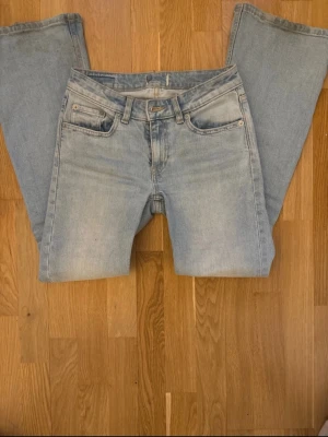 Låga jeans  - Säljer ett par fina låga jeans 