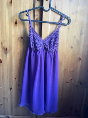 Nattlinne - Mycket fint och tunnt nattlinne i mörkare lila 💜 köpt på Plick men endast använd en gång, tunnt och härligt material och med små girlanger längst ner vid fållen, justerbara axelband. Är u storlek M men passar mig som är S, jag har sytt in den vid bysten (ses på bild 6)