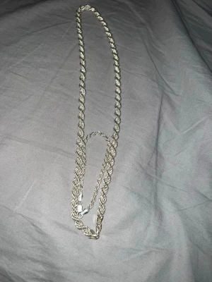  Halsband Cordell 925 silver 55cm 6mm och 19cm armband 4mm  - Cordell 925 silver halsband  60cm 6mm. 1900kr separat /enskilt och 19cm armband 4mm. 450kr separat/enskilt. Tillsammans 2200kr