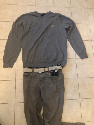 Grå tröja från GANT - Klassisk grå stickad tröja från Gant till ett riktigt bra pris💸. Om du har några funderingar så är det bara att säga till!