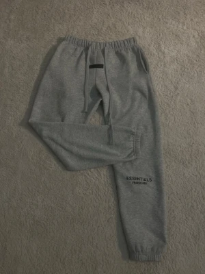 Essentials byxor - Snygga Essentials byxor i toppskick och helt felfria.