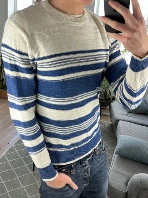 Randig stickad tröja  - Unik och extremt snygg stickad randig tröja! Mått: A:47 B:43 C:38 D:62 (cm) Skriv vid fundering 😊🙏