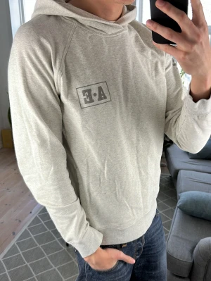 Hoodie beige  - Stilren och perfekt i alla tillfällen! Mått: A:53 B:50 C:43 D:63 (cm) Skriv vid fundering 😇✌️