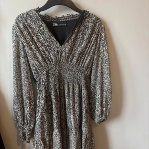 Svartvit mönstrad klänning från Zara - Supersöt svartvit kortklänning från Zara, använd fåtal gånger.