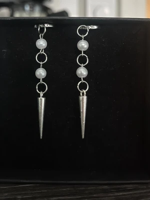 Silverörhängen - Ett par silverörhängen som även finns att köpa enskilt så kolla mina andra annonser! Det är rostfritt stål.