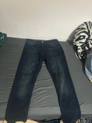Mörkblå raka jeans från Pull&Bear - Snygga mörkblå jeans från paulmark, säljer dem pga de är för små för mig. 
