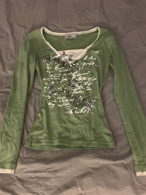 Långärmad tröja - Super gullig ljus grön tröja med tryck, köpt second hand men aldrig använd av mig har bara testat den 🫶