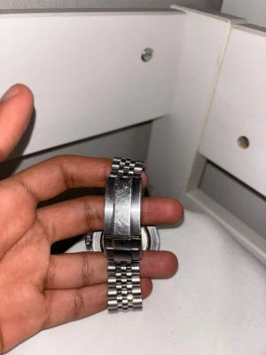 Klassisk silverfärgad Seiko klocka - Stilren klocka med silverfärgat länkarmband i rostfri stål Klockan har en rund boett och ett robust spänne. Passar perfekt för dig som gillar en tidlös och enkel accessoar till din outfit.