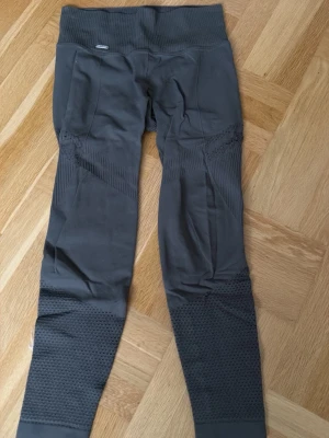 Militär gröna träningsbyxor från aimn - Lite slitna i nätet men annars super