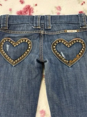 Blå jeans med hjärtformade nitar - Säljer ett par blå jeans med hjärtformade fickor! Dem är väldigt Lowwaist och tajta men så snygga! Original pris kostar dem 2500🩵Nästan aldrig använda pga för små för mig🥰Från Frankie B
