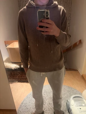 Kashmir Hoodie| M - Kashmir Hoodie| Beige/Brun| Riktigt populärt, Stiligt|Storlek: M| Magnifikt Skick| Inga defekter, Skador, Möjligtvis lite nopprig men sånt som bli, Enkelt att ta bort |  Passar runt 170-180 ungefär| Vid fler frågor slå en signal| . . . . Sell.ArchiveSS