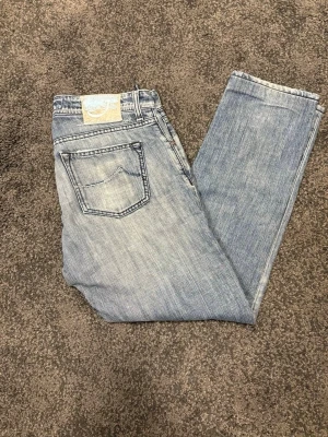 Jacob Cohen 622 jeans - Säljer dessa riktigt snygga Jacob Cohen jeans med snygga slitningar!  Modellen är 622 vilket är deras populäraste modell som är slimfit passform! Bra använt skick!
