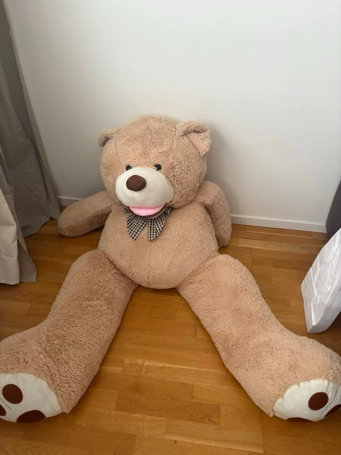 Stor beige nallebjörn med rosett - 1