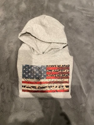 Pieces of life hoodie - Pieces of life studio. A,M,ER,ICA Hoodie helt oanvänd säljer för den passa inte