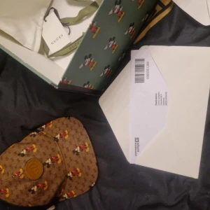 Gucci x Disney keps Mickey Mouse  - Äkta keps fins kvitto på den å sedan allt som ska komma med kepsen/ kvitto / brev med serie nummer / band fins även kvitto från Guccis hemsida skriv om du är intresserad så kan du få mer bilder på den Säljs på grund av att inte använder den längre den går för 6 tusen eller mer men säljer den för 2 tusen för känns som ett lagom pris köpt för 5500 