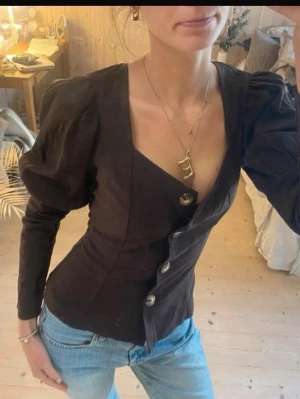 Topp med puffärmar  - SÅ SNYGG