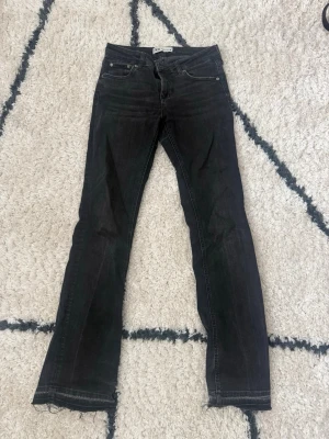 Svarta bootcut jeans från Zara - Säljer ett par svarta, lågmidjade, bootcut jeans från Zara. Storlek 36. 💞