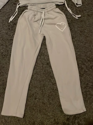 Carsicko tracksuit  - En skön grå beige carsicko tracksuit i ganska så bra skick i storlek S, säljer hela tracksuiten för bara 500 så passa på. Kom dm för mer info och vid intresse! 