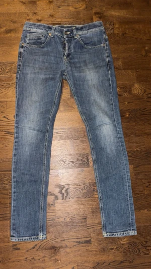 Dondup Jeans George - Dondup Jeans George! Trendigaste jeansen på marknaden.  Ny pris=4000 kr Säljs för 1099 kr         (Modellen har original slitningar från fabrik vilket är väldigt eftertraktat och populärt)