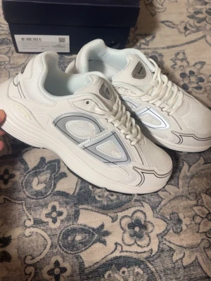 Skor - Helt nya i storlek 42 priset kan diskuteras