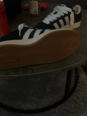 Adidas campus skor - Svarta nya adidas campus, bara använt 2 gånger pågrund av för stor storlek. 