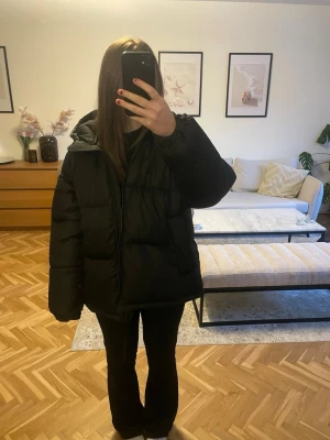 Svart oversized pufferjacka - Säljer denna svarta jacka från H&M som dessvärre ej säljs längre, därav priset. Varan är även helt oanvänd o har därför heller inga defekter.