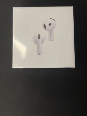 Apple AirPods 4 med brusreducering - Säljer ett par vita Apple AirPods 4 med aktiv brusreducering. Trådlösa in-ear-hörlurar med laddningsetui. Kompatibla med USB-C och Apple Watch. Snygg och stilren design i plast, perfekt för musik och samtal.