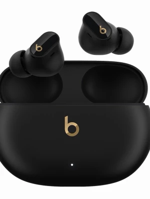 Beats Studio Buds Svart True Wireless - Snygga svarta Beats Studio Buds True Wireless in-ear hörlurar med guldfärgad logga. Kommer med ett matchande laddningsetui i matt plast. Perfekta för musik, poddar och samtal med grym ljudkvalitet och stilren design.