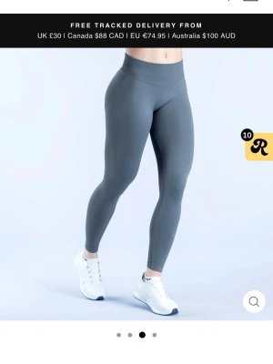 Grå leggings från DFYNE - Helt nya aldrig använda Snygga grå leggings från DFYNE med mellan midja och tight passform. Tillverkade i ett stretchigt och mjukt material som formar sig efter kroppen. Perfekta för träning eller chill. Diskret logga bak i midjan.
