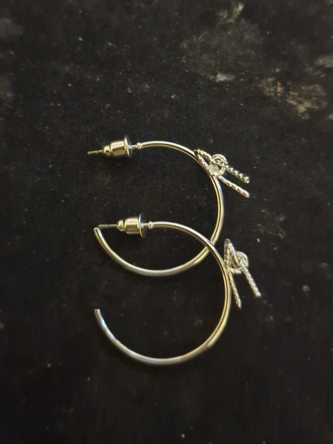 Söta silverfärgade rosettörhängen - 2