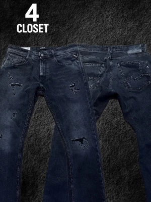 Mörkgrå Slitna Replay Jeans 32/32 - Unika grå jeans ifrån Replay med feta slitningar! Skick - Mycket bra✅ Storlek - W32/L32✅ Kontakta mig för frågor och eventuella prisförslag, priset är diskuterbart!🤝