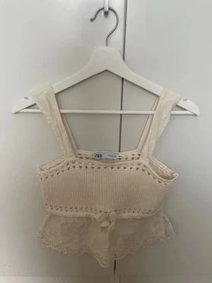 Beige linnetopp Zara - Supersöt beige linnetopp från Zara med breda axelband, virkade detaljer och spetskant nertill. Öppen på båda sidorna