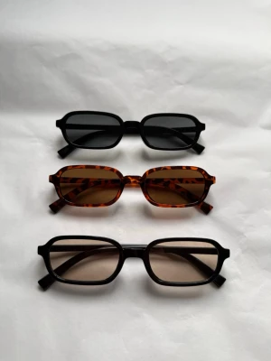 Solglasögon 3 Pack - Säljer dessa solglasögon som kommer i 3 Pack. Dem är helt nya aldrig använda.