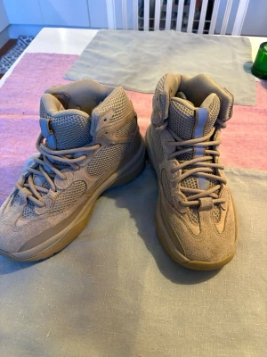 Adidas Yeezy Desert Boot Taupe - Säljer ett par Adidas Yeezy Desert Boot i färgen Taupe.  