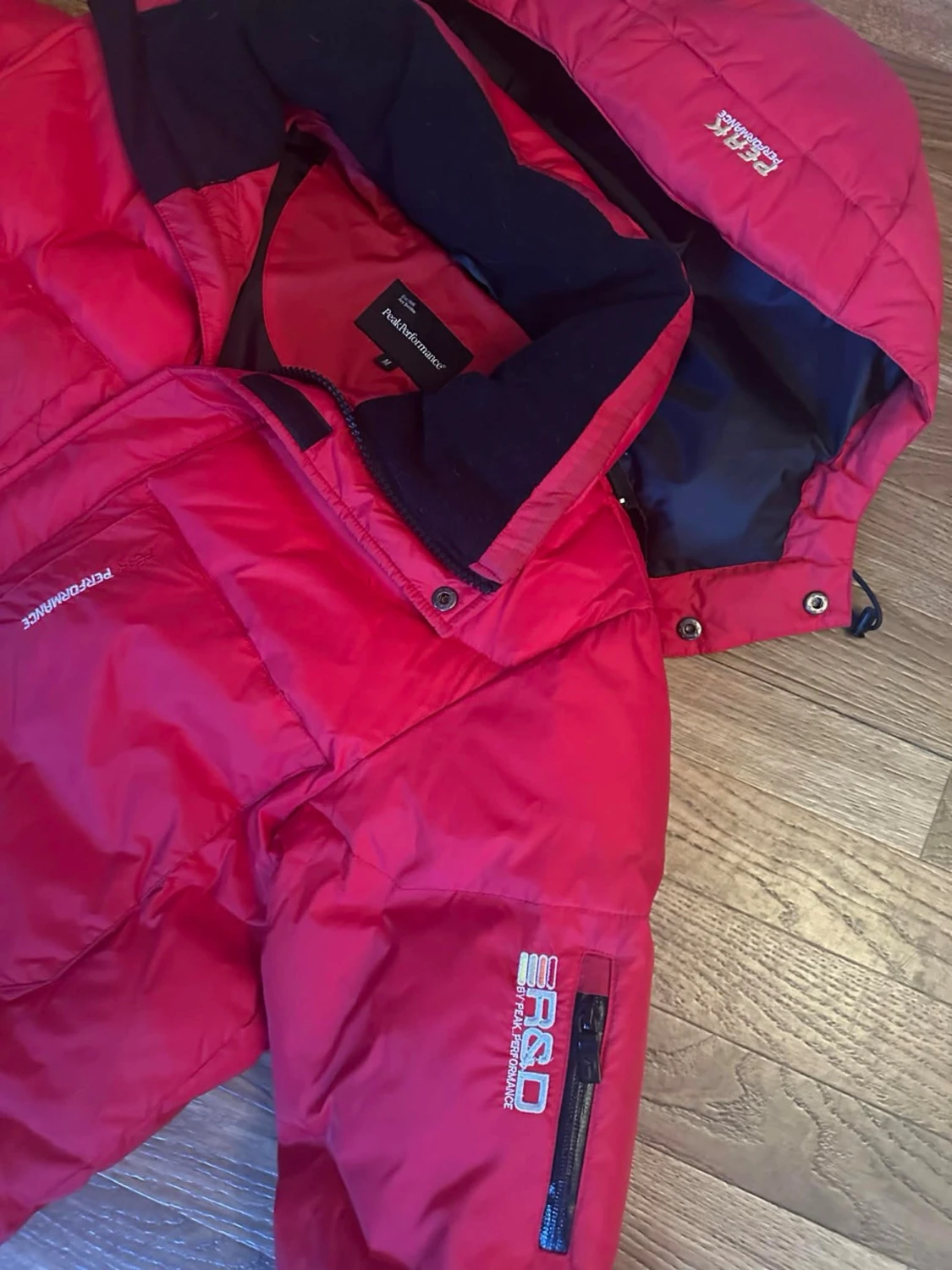 Röd dunjacka från Peak Performance - 1