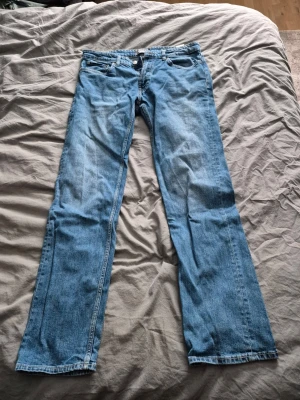 Blå raka jeans i klassisk modell - Hej, säljer nu mina jeans då de är för små. Se storlek på bilden:) /Elliot
